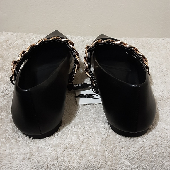 LEATHER BALLET FLATS WITH CHAINLow-heeled leather ballet flats with chain. - Picture 5 of 8
